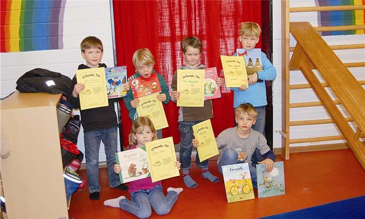 Sechs Meckenheimer Grundschulkinder besuchten nun ihren ehemaligen Kindergarten, um den jüngeren Kindern dort vorzulesen. Dafür erhielten sie alle ein „Vorlesediplom“. privat
