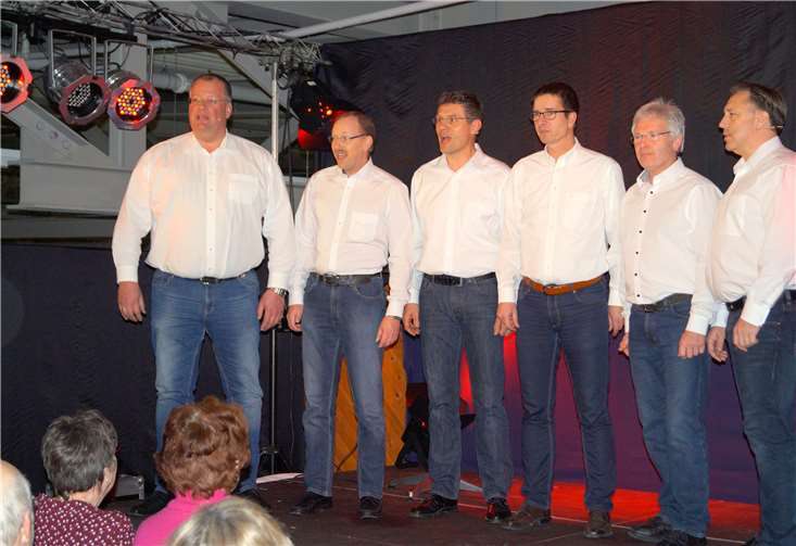 Sechs Sänger bilden die a-cappella-Formation „halbtrocken“.MT