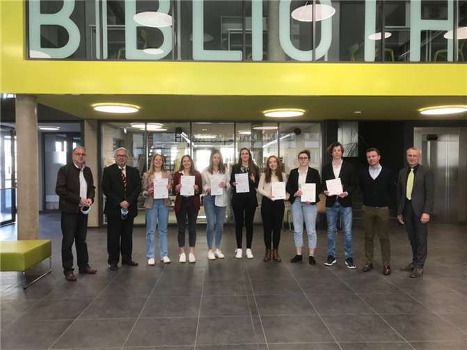 Sechs Schülerinnen und ein Schüler des diesjährigen Abiturjahrgangs können stolz sein auf eine besondere Leistung. Sie haben neben dem deutschen Abitur auch das vollwertige französische Abitur erreicht. Foto: privat