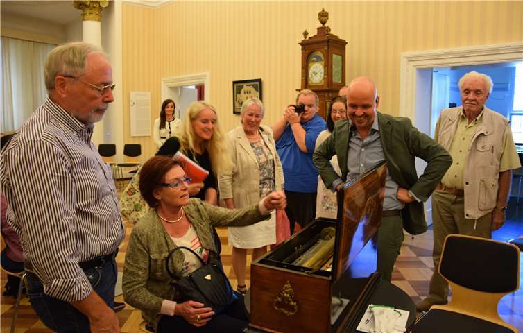 Sechs Stunden lang führte Christoph Bouillon, offensichtlich mit Freude, seine fachkundigen Beratungen durch.  Roentgen-Museum Neuwied