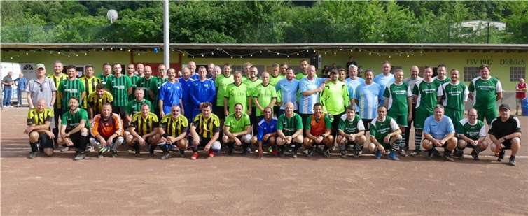 Sechs Teams, die als „Hartplatzhelden“ um den Don Häns-Cup kämpften. Turniersieger wurde der VfB Gondershausen (Mitte, in grün-gelben Trikots). Foto: Michael Wald