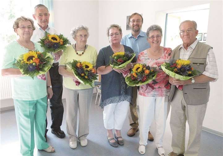 Sechs anwesende Mitglieder des VdK-OV Steimel durften die Glückwünsche für langjährige Mitgliedschaft vom Vorsitzenden des Kreisverbandes Neuwied, Herrn Kaiser, bei einer Feierstunde entgegen nehmen (im Bild v.li. Helga Stein (10-jährige Mitgliedschaft), Paul Schneider (20 J.), Lotte Wortmann (10 J.), Ellen Kutscher-Biertümpel (10 J.), Kreisvorstandsvorsitzender H.W. Kaiser, Marianne Panten (20 J.), Otto Plohmann (30 J.).privat