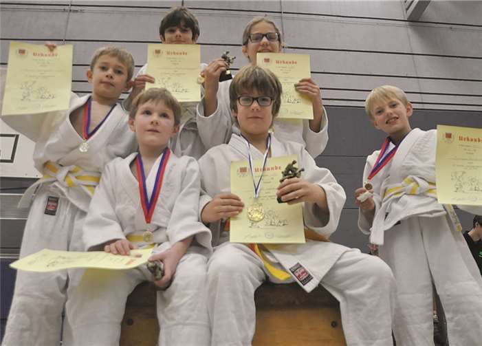 Sechs der 13 erfolgreichen Kämpfer nach der Siegerehrung. Thomas