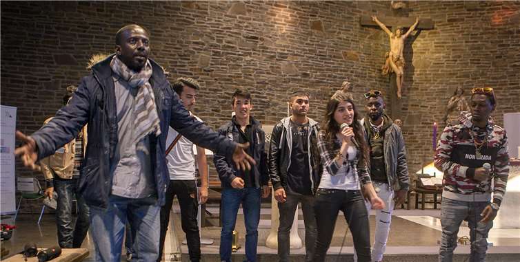 Sechs jugendliche Flüchtlinge machten unter der Leitung von Denis N‘dong (links) im Projekt „Do Something“ mit einem selbst gereimten Rap auf ihre Situation aufmerksam.