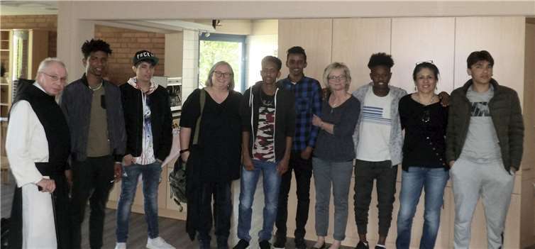 Sechs junge Geflüchtete der Jugendhilfe Hübingen lernten kürzlich das Caritas-Altenzentrum Haus Helena in Hachenburg kennen und informierten sich über das Berufsbild Altenpflege. Begrüßt wurden die Gäste um Gisella Loyola (2. v.r.), Leiterin der Caritas-Jugendhilfe, und Gruppenleiterin Andrea Braß (4. v.l.), von Abt Thomas Denter (li.) vom Heimbeirat sowie Einrichtungsleiterin Anja Kohlhaas (4. v.r.). privat