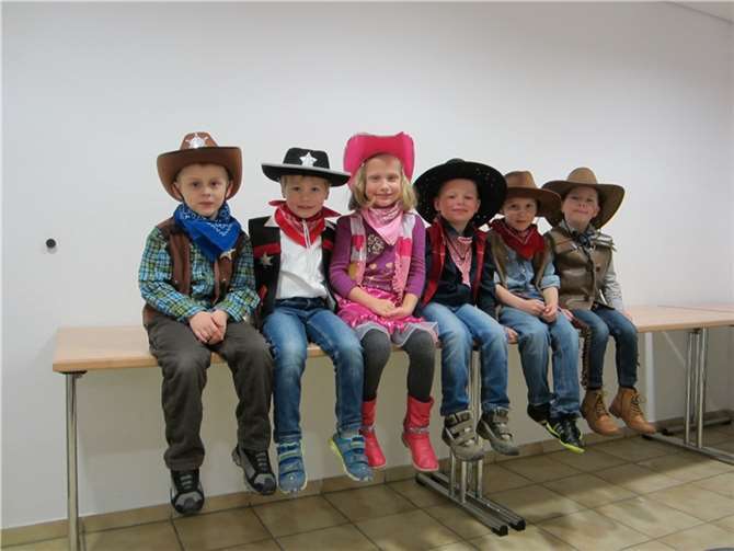 Sechs kleine Cowboys hatten einen Tanz eingeübt.privat