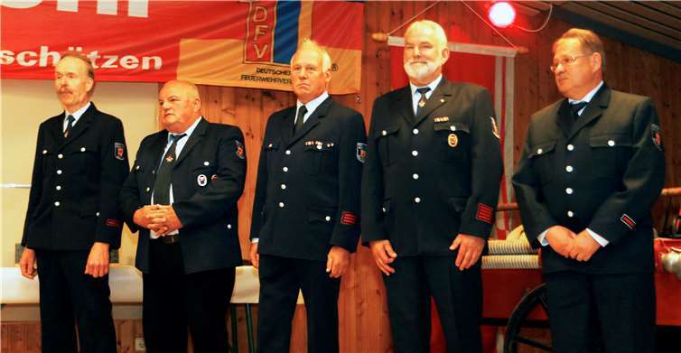 Sechs lang gediente Wehrleute wurden wegen erreichen der Altersgrenze aus dem aktiven Dienst verabschiedet.Fotos: SES