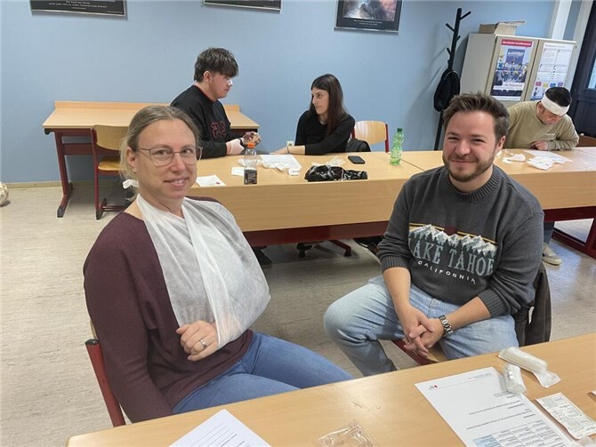 Sechs motivierte Lernende sowie drei Lehrkräfte nahmen an einer intensiven Erste-Hilfe-Schulung teil. Fotos: Carl-Burger-Schule Mayen 