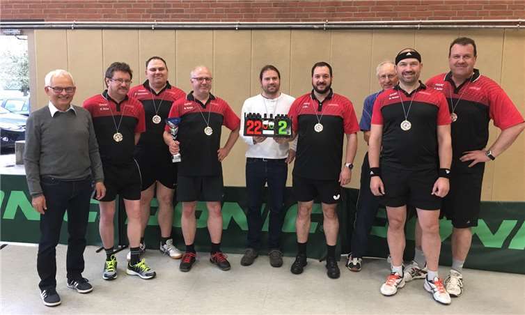 Sechs souveräne Meisterschaften in Serie, konnten die in der Meisterschaft eingesetzten Spieler mit dem OASF-Vorsitzenden Udo Seifen feiern. Foto: privat