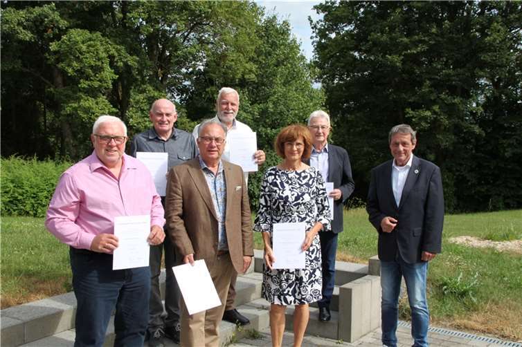 Sechs verdiente Bürgerinnen und Bürger des Westerwaldkreises erhielten am 27. Juni die Ehrennadel des Landes Rheinland-Pfalz. V.l.: Rudi Keßler, Thomas Alt, Joachim Giehl, Eckhard Kilian, Christel Borgmann-Strunk, Harald Klein, Landrat Achim Schwickert.  Fotos: Kreisverwaltung / Carolin Faller