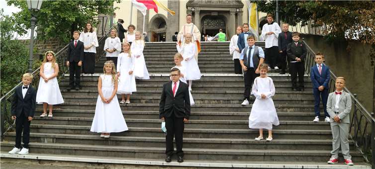 Sechzehn Kinder feierten in diesem Jahr das Fest Kommunion. Foto: Birgit Busenkell