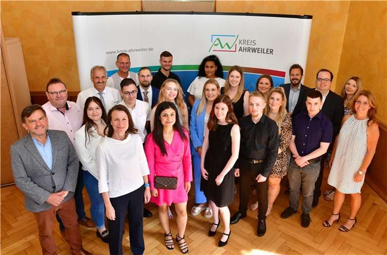 Sechzehn Verwaltungsfachangestellte starten mit der Zeugnisübergabe in einen neuen Lebensabschnitt.  Foto: Gausmann / Kreisverwaltung Ahrweiler