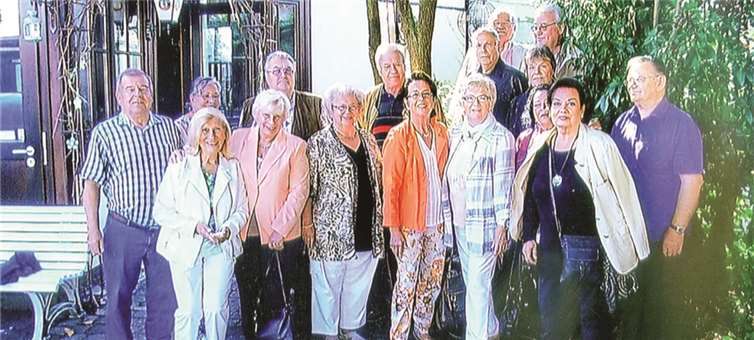 Sechzehn ehemalige Klassenkameraden des Einschuljahrganges 1950 der Volksschule Miesenheim erlebten einen schönen Tag. privat