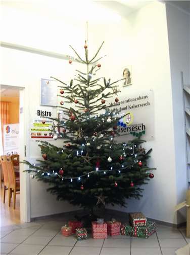 Second Hand Laden, Cochemer Tafel und Initiative DurchblickIm Eingangsbereich des MGH Kaisersesch wird der große Wunschweihnachtsbaum aufgestellt, an dem die Kinder, aufgeschrieben auf kleinen Kärtchen, Ihre Weihnachtswünsche anhängen können.Privat