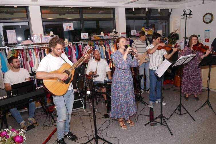 SecondChance sorgte für ein ganz besonderes Musikerlebnis im Caritas-Kleiderladen.