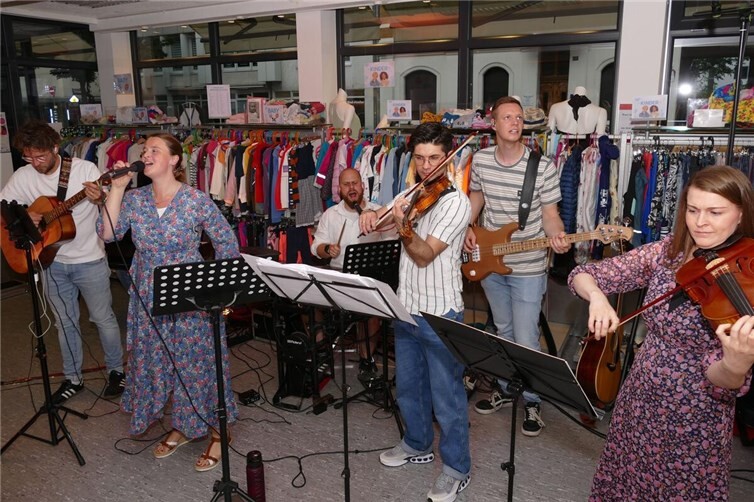 SecondChance sorgte für ein ganz besonderes Musikerlebnis im Caritas-Kleiderladen.