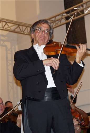 Sedat Sen beherrscht die Violine meisterlich. Der gebürtige Mazedonier war lange Jahre Konzertmeister bei der Rheinischen Philharmonie.