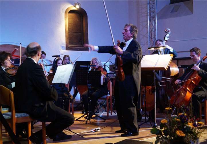 Sedat Sen dirigierte Sinfonietta Koblenz im Kapuzinerkloster beim Neujahrskonzert.