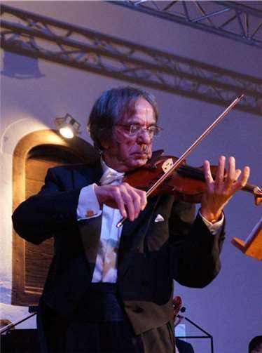 Sedat Sen ist ein Meister auf der Violine. Das bewies er auch wieder im Kulturzentrum.