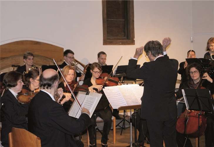 Sedat Sen leitet das 1999 gegründete Ensemble Sinfonietta Koblenz. Er agiert selbst als Solist auf der Violine und versteht es, für die Musik zu begeistern.TT