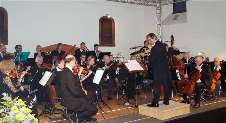 Sedat Sen und „Sinfonietta Koblenz“ bewiesen einmal mehrbeim Neujahrskonzert im Cochemer Kapuzinerkloster ihre Klasse. Fotos: TT