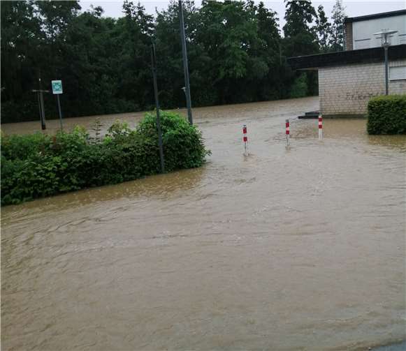 See in der Swistbachaue: So hoch stand das Wasser an der Schützenhalle schon am frühen Abend des 14. Juli.Foto: privat
