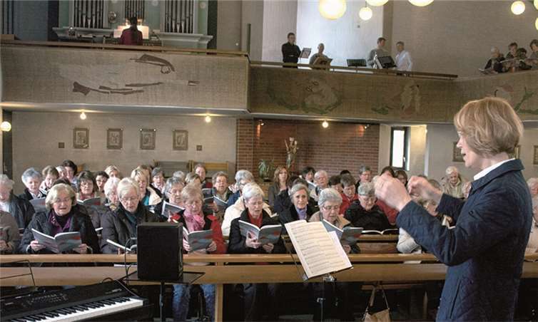 Seelsorgebereichsmusikerin Anna Maria Michael bei dem Proben im Rahmen des Chortrages der katholischen Kirchenchöre des linksrheinischen Rhein-Sieg-Kreises in Berkum. JOST