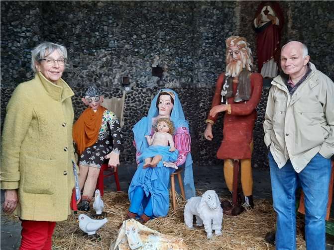Seelsorgerin Ulla Naundorf freut sich über die Krippenfiguren aus Kloster Ebernach. Künstler Jürgen Knevels war beim Aufbau in Saffig mit dabei.Foto: privat