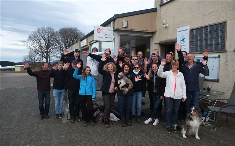 Segelflugbegeisterte Vereinsmitglieder vor ihrer Thermikklause auf dem Segelfluggelände in Wershofen beim Osterfluglager 2018. Stefan János Wágner