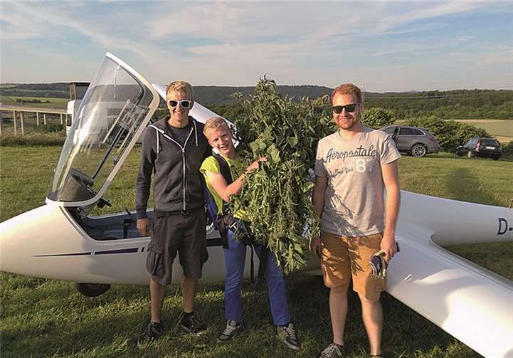 Segelfluglehrer Lars Schöttler (l.) und Florian Grünberg mit Solopilot Jonas Doebel. Th. Marr