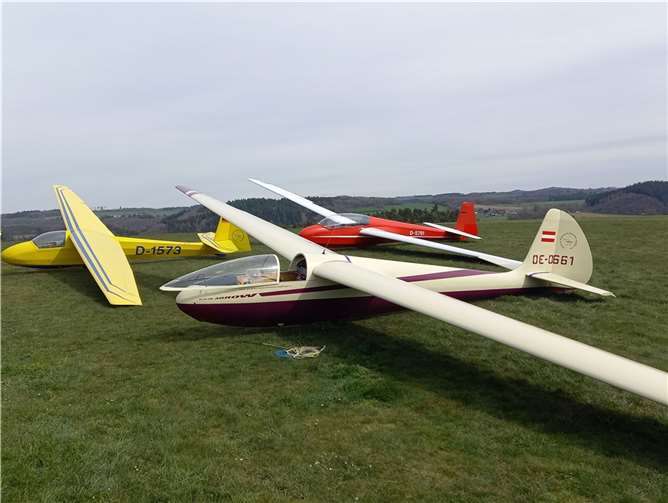 Segelflugzeug-Oldtimer der 50er- und 60er-Jahre waren in Wershofen zu sehen. (Foto: Uwe Bodenheim)