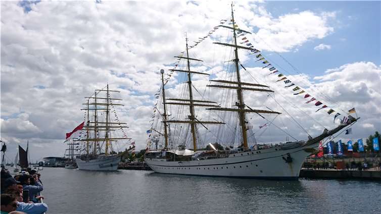 Segelschulschiffe Deutschlands und Indonesiens bei der Hanse Sail in Warnemünde.