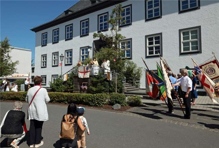 Segen am Adenauer Rathaus.  Fotos: Werner Dreschers