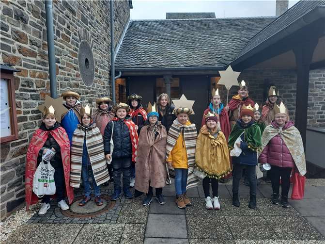 Segen und Spenden: Sternsingeraktion in Kattenes für den guten Zweck. Quelle: Ortsgemeinde Löf-Kattenes