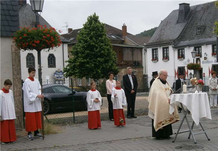 Segensfeier auf dem Dorfplatz. Foto: privat