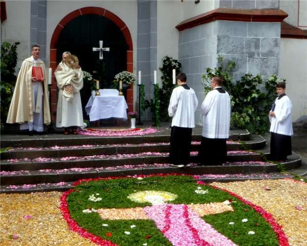 Segensreiche Station ist unterwegs auch die St.-Clemens-Kirchemit dekorativem und trefflichem Blumenteppich. Fotos:PRESS
