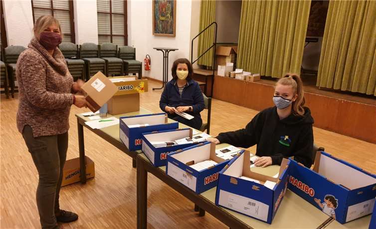 Segenstüten zur Sternsingeraktion wurden am kath. Kirchort Höhr-Grenzhausen verpackt und verteilt. Foto: privat