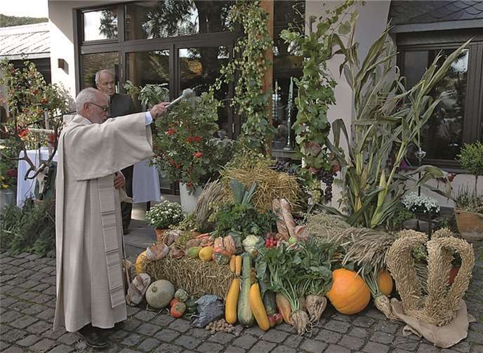Segnung der Ernte durch Pfarrer Stefan Augst.