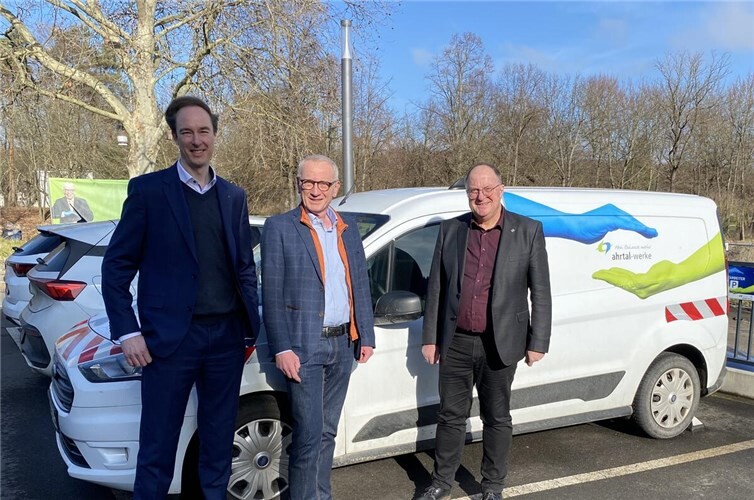Sehen der Ausweitung der kommunalen Zusammenarbeit mit Freude entgegen: (v.r.) Verbandsgemeindebürgermeister Adenau Guido Nisius, Bürgermeister der Stadt Bad Neuenahr-Ahrweiler Guido Orthen, Ahrtal-Werke Geschäftsführer Dominik Neswadba.