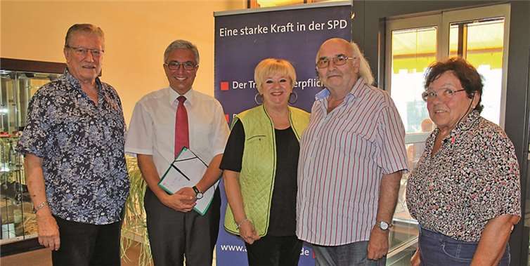 Sehen der Landtagswahl positiv entgegen (v.l.): Wolfgang Bragard (OV Bendorf), Landesvorsitzender und Innenminister Roger Lewentz, Elke Bragard-Plenker (OV Bendorf), Karl Heinz Ramscheid (OV Bendorf) Jelisaveta Heße (OV Bendorf ). privat