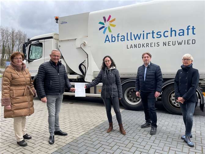 Sehen in der Umstellung des Fuhrparks der Abfallwirtschaft großes Potenzial und haben daher eine Machbarkeitsstudie in Auftrag gegeben: (von links) Umwelt-Referatsleiterin Ina Heidelbach, Landrat Achim Hallerbach, die externe Klimaschutzmanagerin Tanja Reichling von der Transferstelle Bingen, Abfallwirtschafts-Vorstand Jörg Schwarz und Petra Knopp (Technische Leitung).