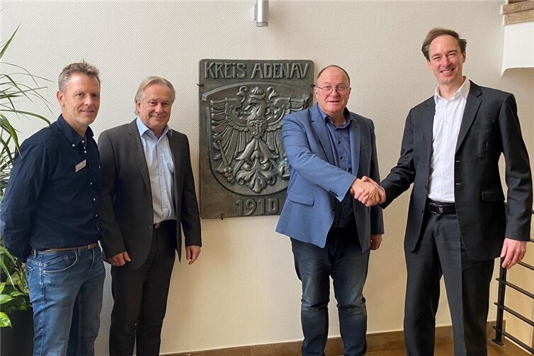 Sehen in der Zusammenarbeit eine starke Förderung der regionalen Partnerschaft und Wertschöpfung verbunden mit der Übernahme von ökologischen Verantwortung zum Wohl heutiger wie auch zukünftiger Generationen, (v.l.) Fachbereichsleiter Finanzen und Abgaben der Verbandsgemeindeverwaltung Adenau Thorsten Thelen, Abteilungsleiter Vertrieb der Ahrtal-Werke Christoph Ulrich, Verbandsgemeindebürgermeister Guido Nisius, Ahrtal-Werke Geschäftsführer Dominik Neswadba.Foto: Ahrtal-Werke GmbH