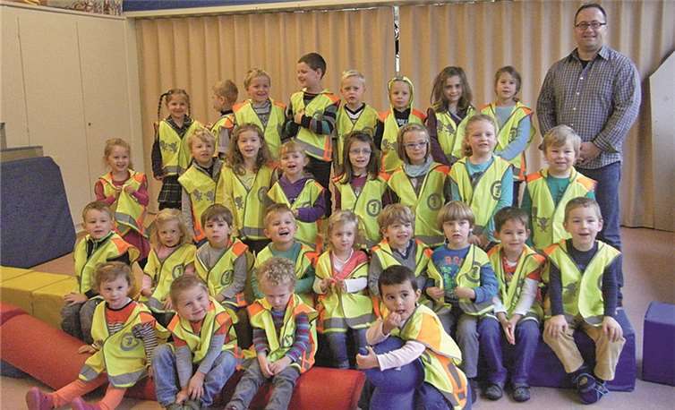 Sehen und gesehen werden: Die Kindergartenkinder mit neuen Warnwesten. Privat