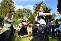 Sehenswerte Tänze wurden im Schlosspark geboten. 