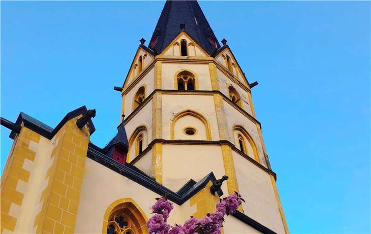 Sehenswürdigkeiten wie die Kirche St. Laurentinus in Ahrweiler werden in grünes Licht getaucht.Foto: Archiv Robbel