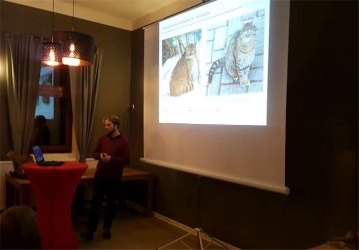 Sehr anschaulich informierte Dipl. Biologe Philipp Schiefenhövel über Lebensraum und Verhaltensweise der „Europäischen Wildkatze“ im Bürgerhaus Nievern. Foto: OG Nievern