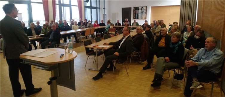 Sehr aufmerksam verfolgen die Teilnehmer der Senioren-Union den Vortrag von Oberst Dr. Akaltin. Foto: privat