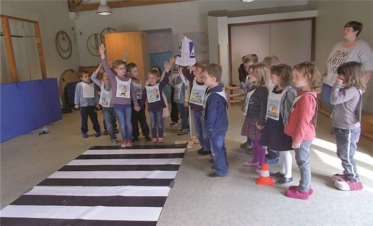 Sehr aufmerksam verfolgten die Wackelzahn-Kinder der Kindertagesstätte St. Willibrord die Erklärungen von Frau Kraft vom ADAC.privat