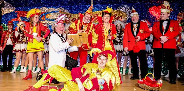 Sehr ausführlich stellte sich das Prinzenpaar „Bernd I. und Petra I. von der närrischen Sippe“ vor.  EP