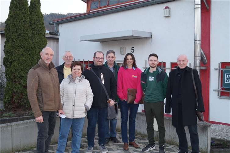Sehr beeindruckt waren die Liberalen von dem Engagement im Spendenverteilzentrum der Stiftung Ahrtal in Bad Breisig.  Foto: Fritz-Peter Steinhausen
